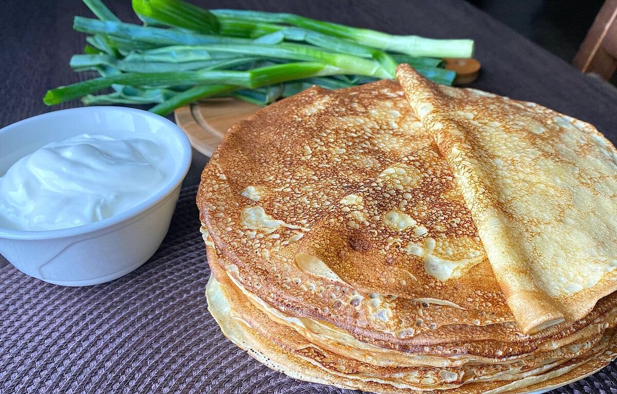 Мордовские блины. Жемайчю блинай. Панкейки банановые панкейки. Как готовить блины. Блюда с блинами.