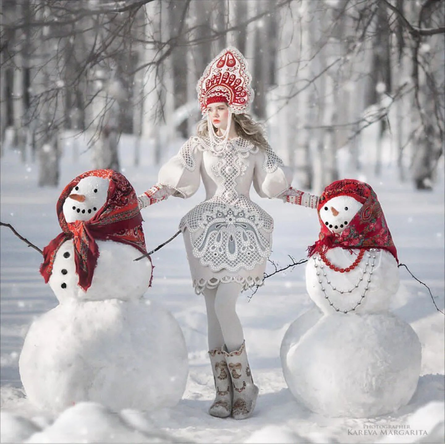 Фото со снеговиком. Маргарита Карева зимние. Маргарита Карева Снежная. Маргарита Карева Рождество. Снежная баба.