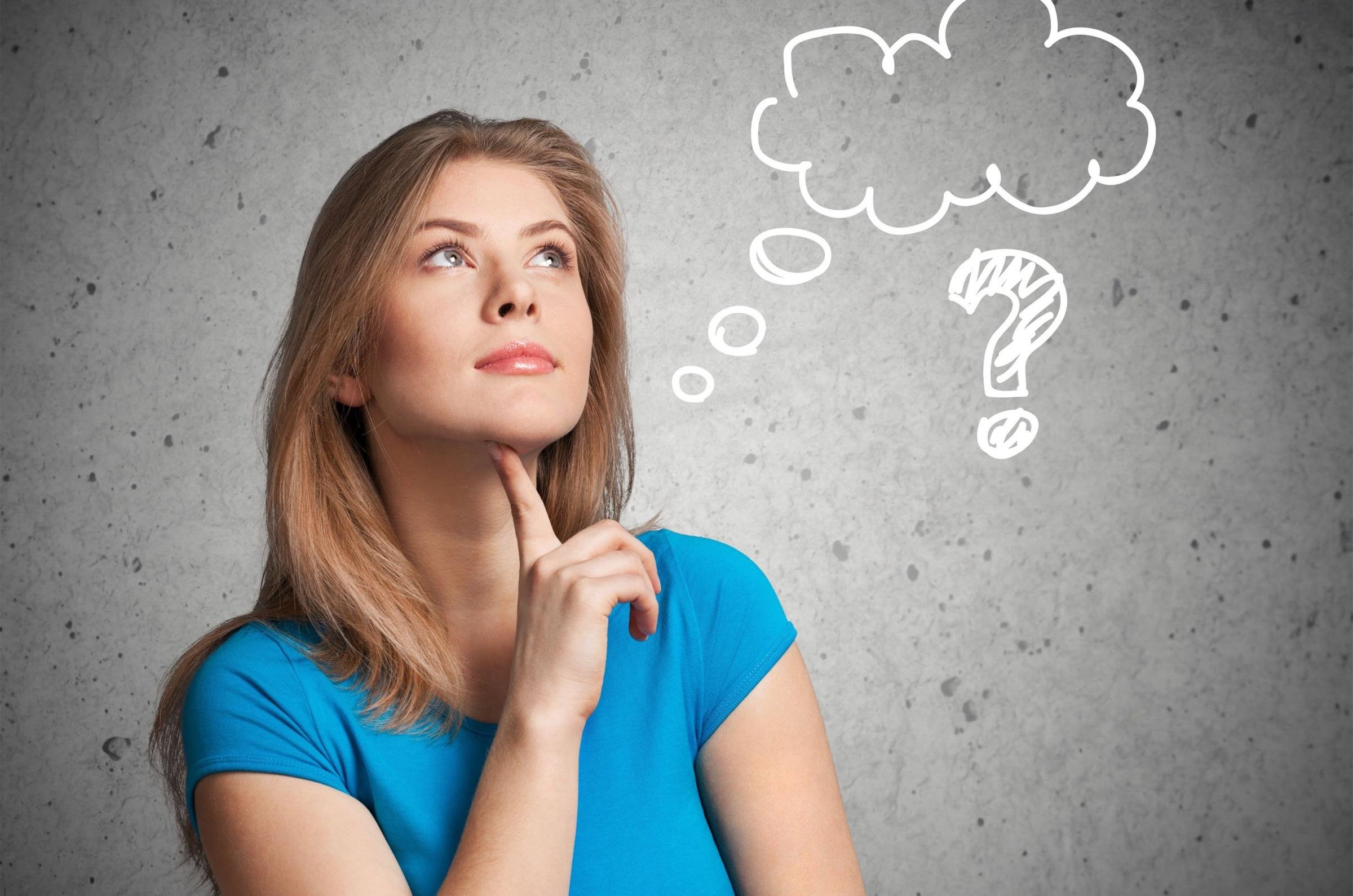 Девушка размышляет. Задумчивая женщина. Как называется задумчивая. Как называется задумчивая. Человек думает.