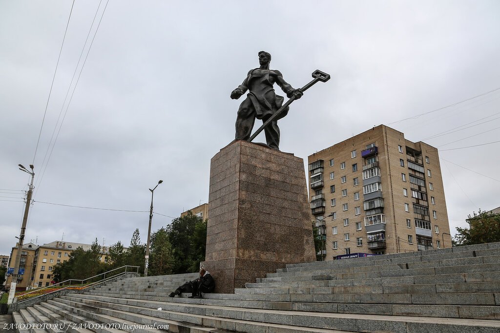 Магнитогорск получить. Памятник сталевару в Магнитогорске. Металлург (памятник, Магнитогорск). Памятник металлургам на вокзале в Магнитогорске. Статуя металлурга в Магнитогорске.