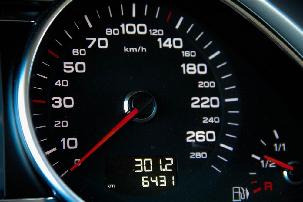 60 миль в км. Ауди спидометр 250 км час. Спидометр автомобиля Audi a6. Audi a6 спидометр 1994. Американский спидометр.