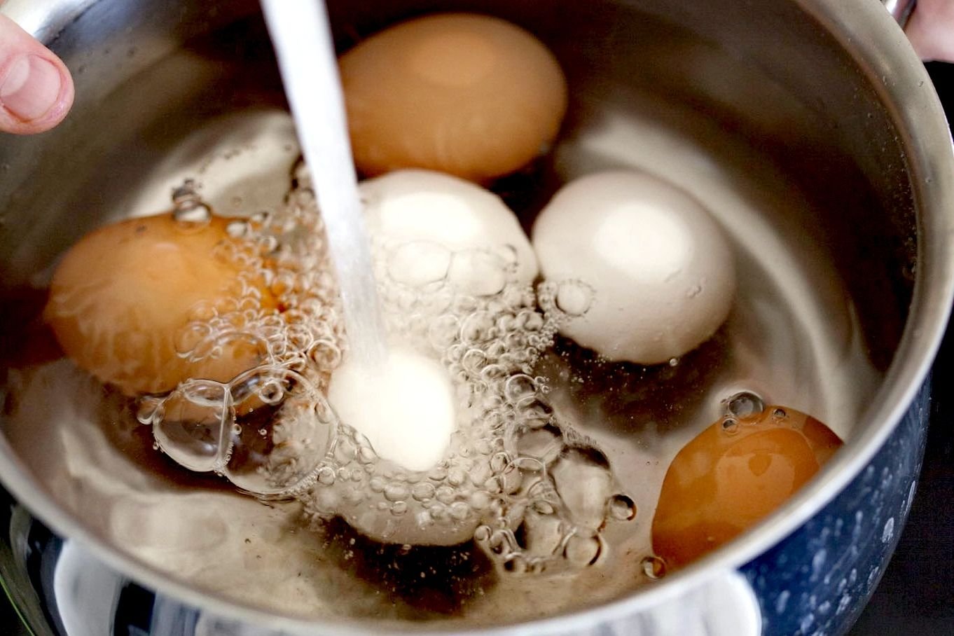 Почему в вареных яйцах вода. Мытье яиц. Помыть яичко. Мытое яйцо. Как правильно варить яйца.