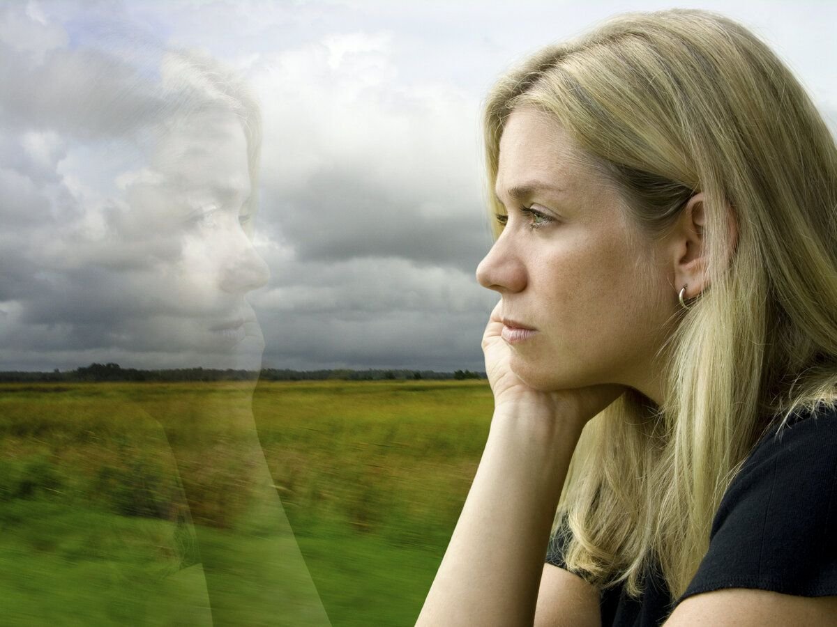 довольная женщина. лицо человека. человек в маске. эмоции в жизни женщины. эмоции в жизни женщины.