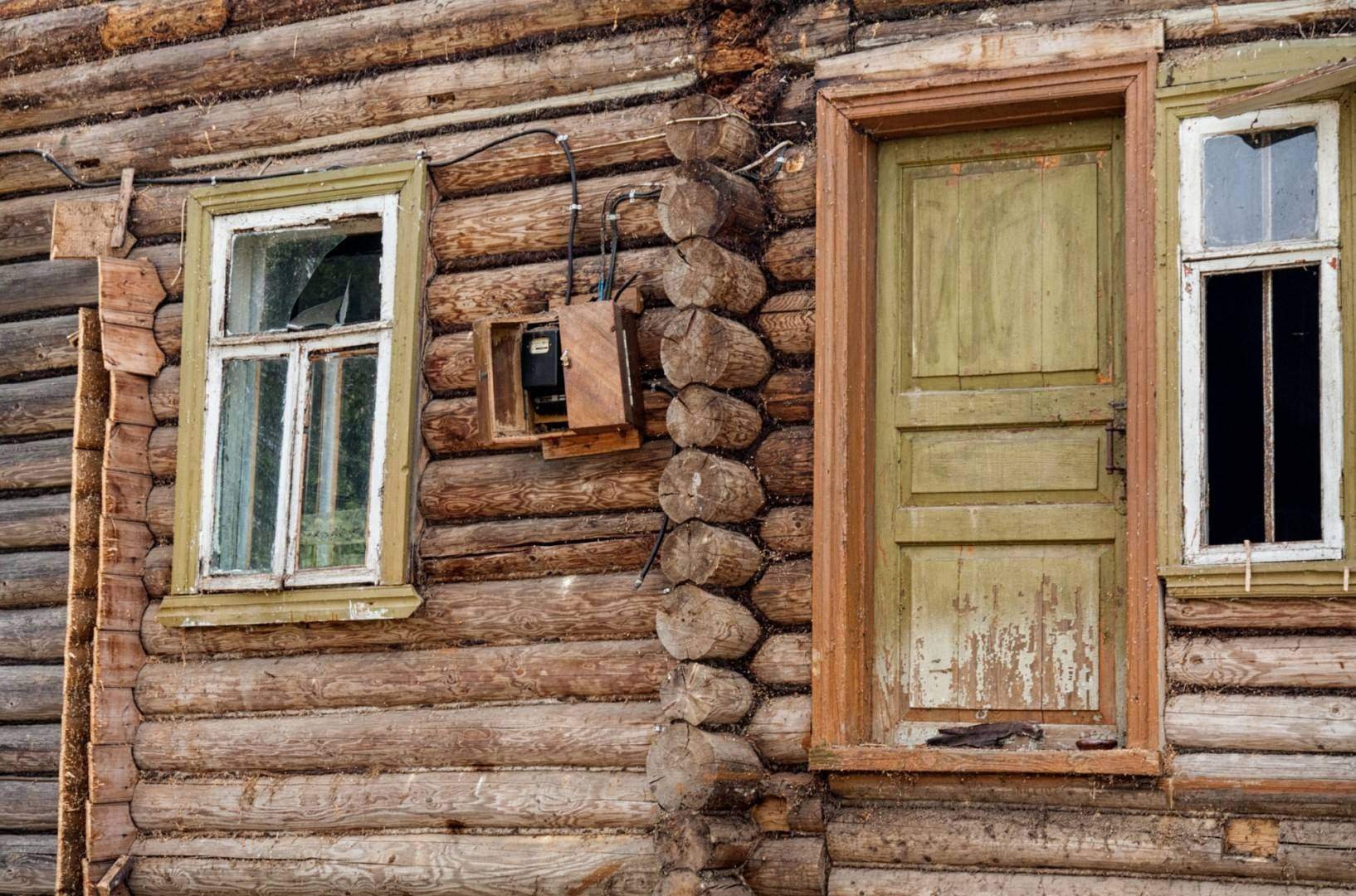 Перевесить входную дверь чтобы открывалась наружу