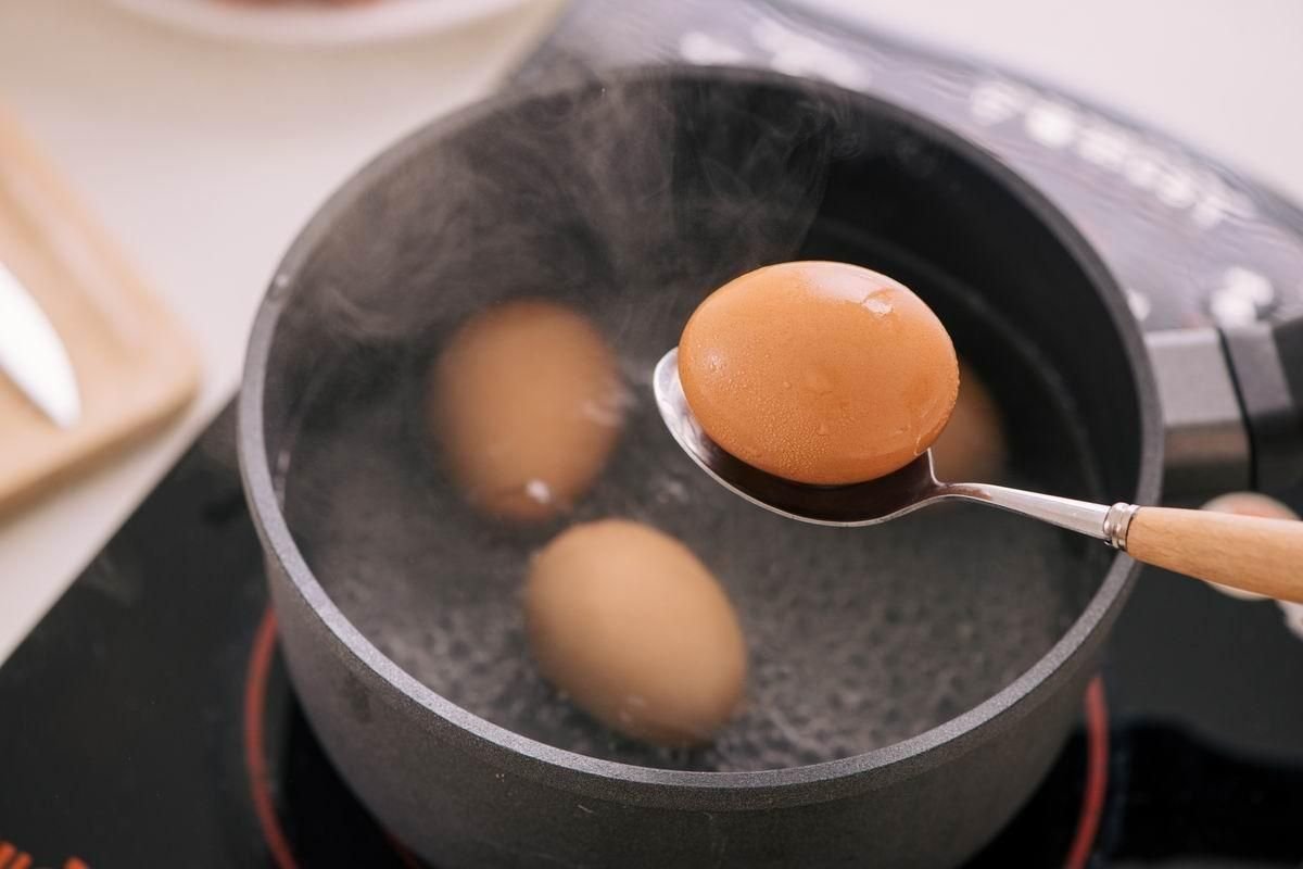 Яйца в кипящую или холодную. Яйца варятся. Яйца в кастрюле. Что приготовить с яйцами. Отваривание яиц.