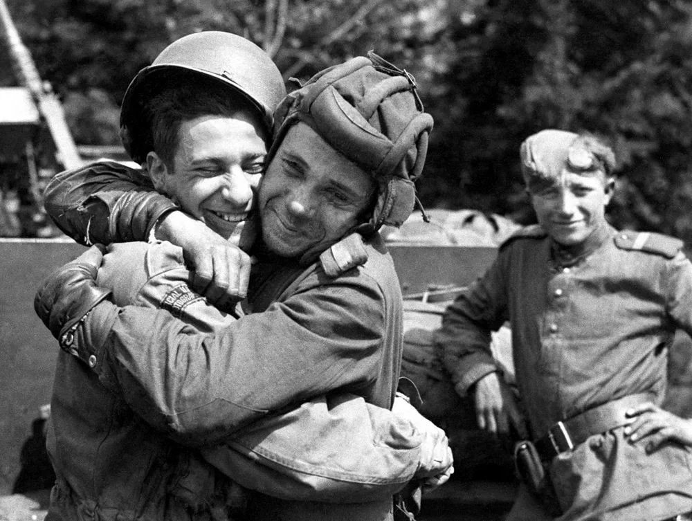 Возвращение в ссср 9. Встреча на Эльбе 1945. Солдаты СССР И США встреча на Эльбе. Советские и американские солдаты на Эльбе. Робертсон и Сильвашко.