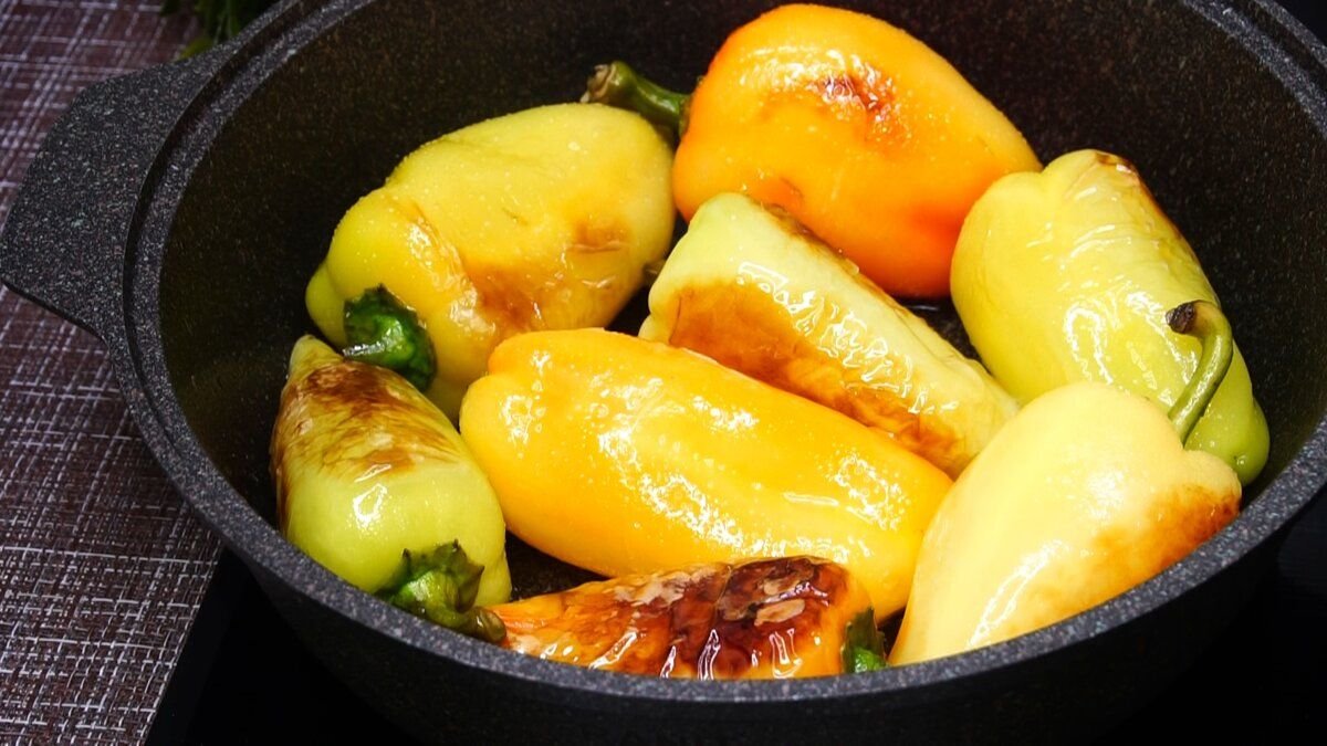 Рецепт жареных перцев на сковороде целиком. Перец болгарский жареный с чесноком. Перец жареный на сковороде с чесноком. Рецепт жареных перцев на сковороде целиком. Жареные перцы целиком.