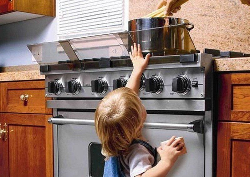 Как сделать безопасный дом. Газовая плита для детей. Газовая плита безопасность для детей. Безопасность на кухне для детей. Кухня для детей.