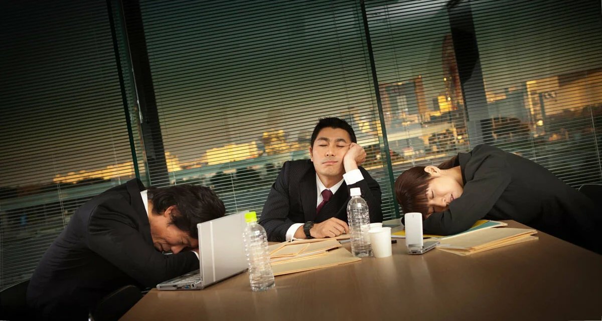 Спящие в сеуле. Инэмури в Японии. Спящий японец на работе. Сон на рабочем месте в Японии. Спящие работники в Японии.