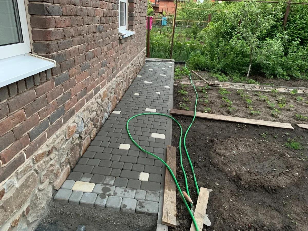 Заземление под отмосткой можно или нет