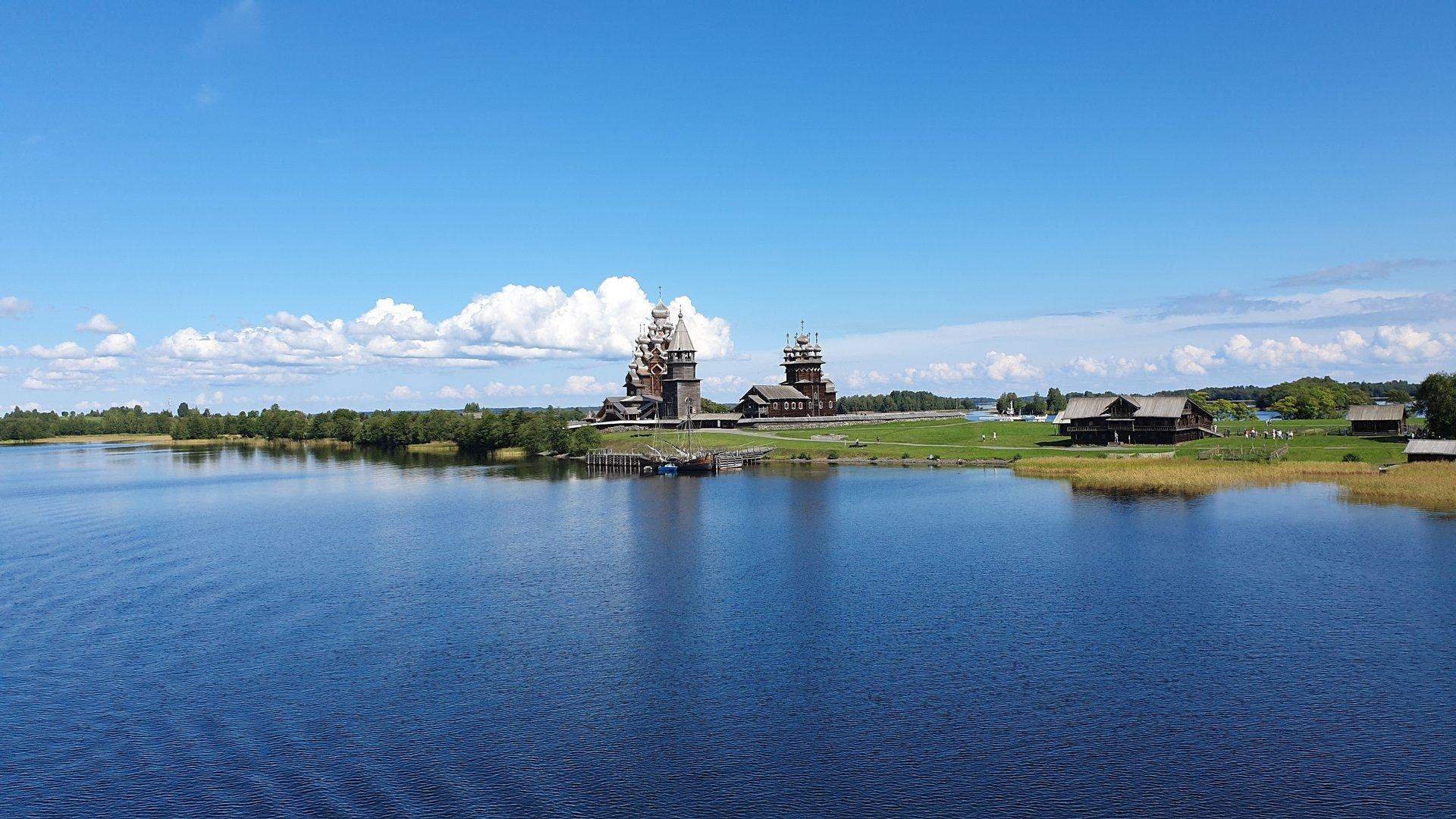 Кижи море. Кижи из петрозаводска. Кижи реконструкция. Валаамсмузей-заповедник «кижи». Онежское озеро кижи.