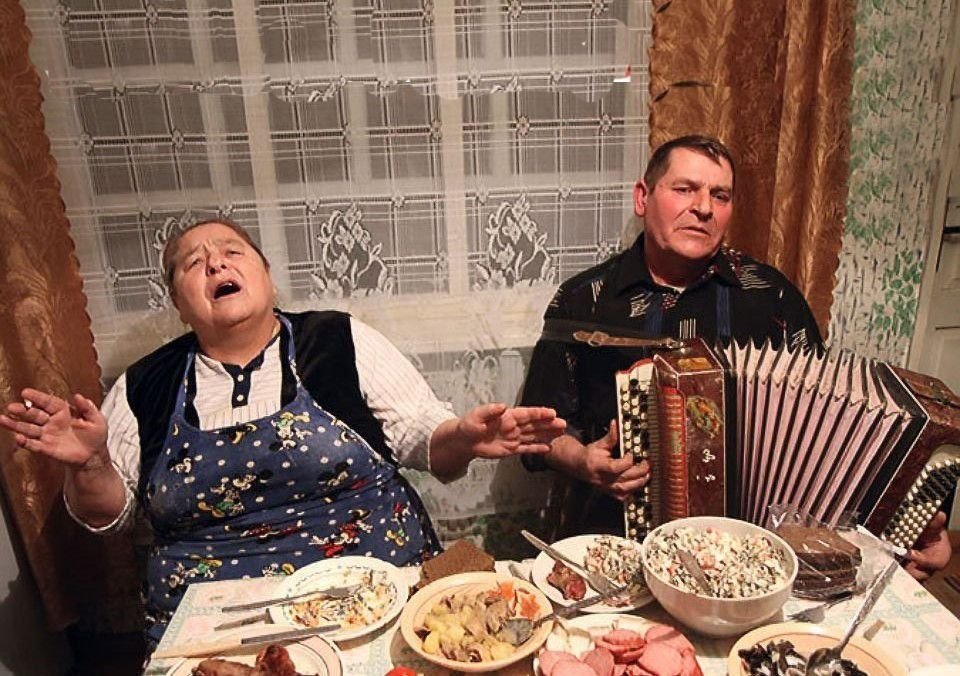 Застольные русские песни народные под гармошку веселые. Застолье у бабушки. Новогоднее застолье в деревне.