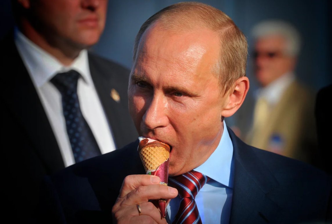 Владимир Путин ест мороженое