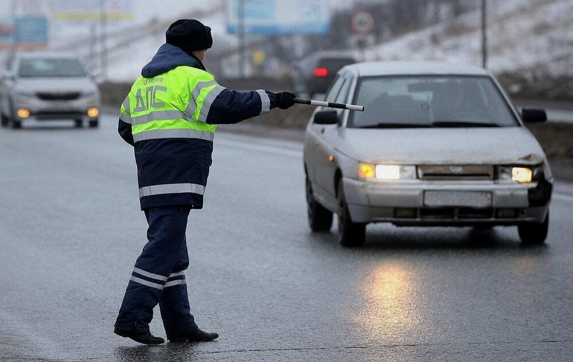 Автомобиль остановившись. Инспектор ДПС. Гаишник останавливает машину. Наруение прравил дорожногтодвижения. Нарушители правил дорожного движения.