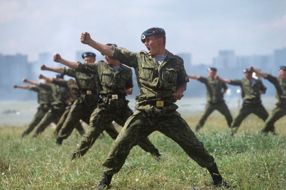 Над войск. Рукопашный бой ВДВ СССР. Спецназ ВДВ рукопашный бой. Боевые искусства в армии. Десантники в бою.