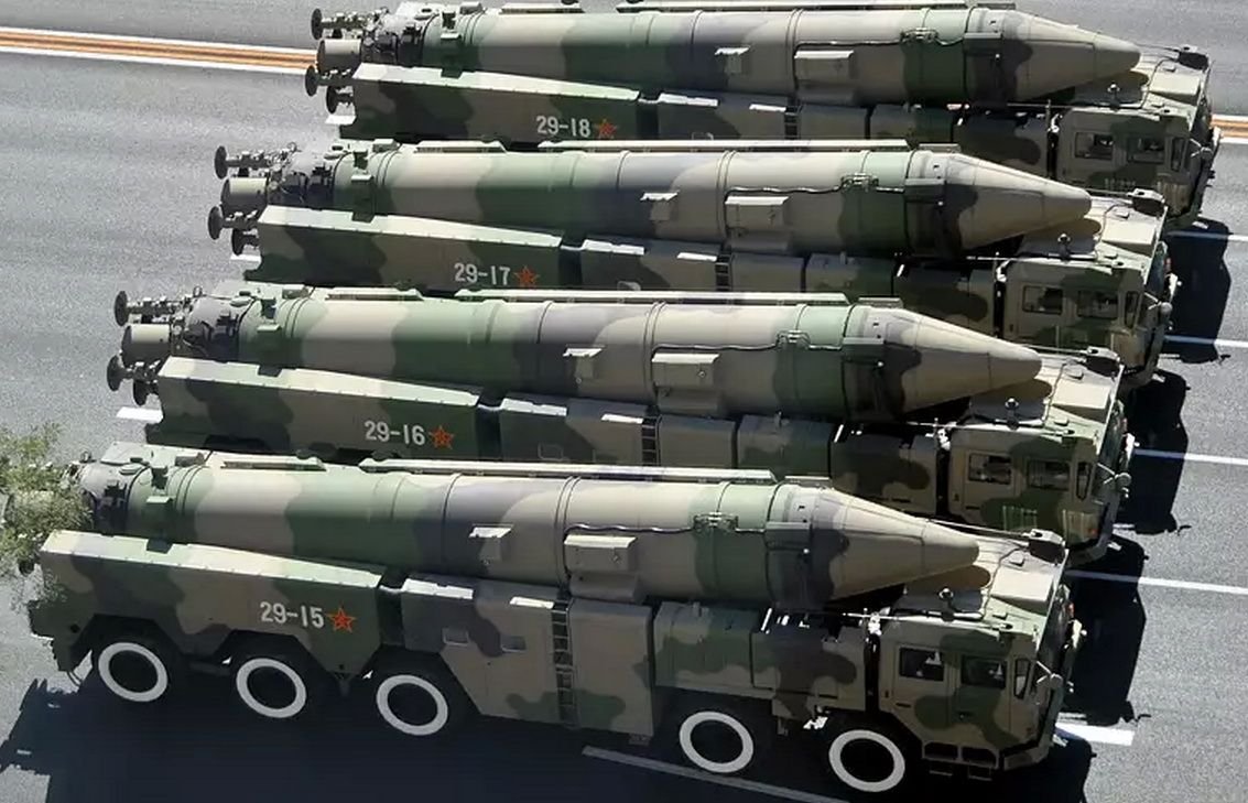 Ядерная ракета америки. Дунфэн-21 баллистическая ракета. Китайские ракеты DF-21d. Китайская противокорабельная ракета Дунфэн 21d. Китай ракета DF-21d пуск.