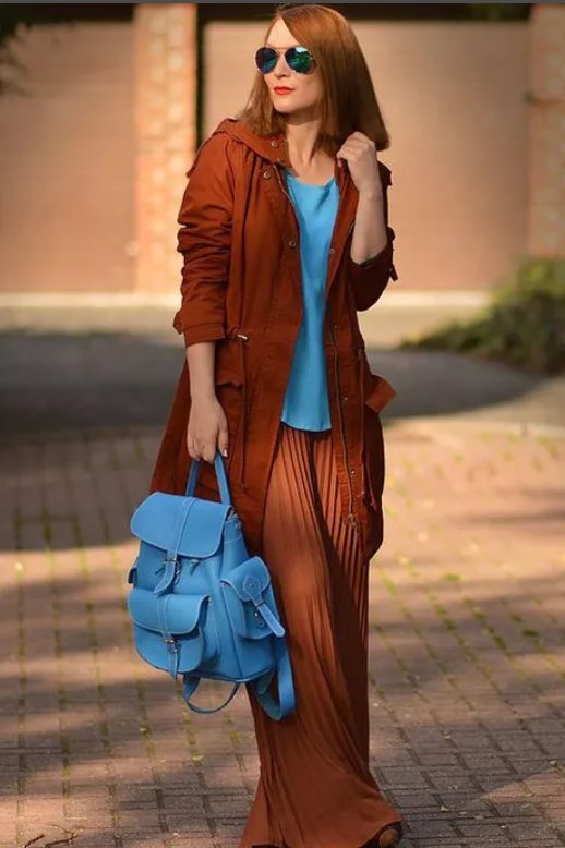 Сочетание синего с коричневым в одежде женщины