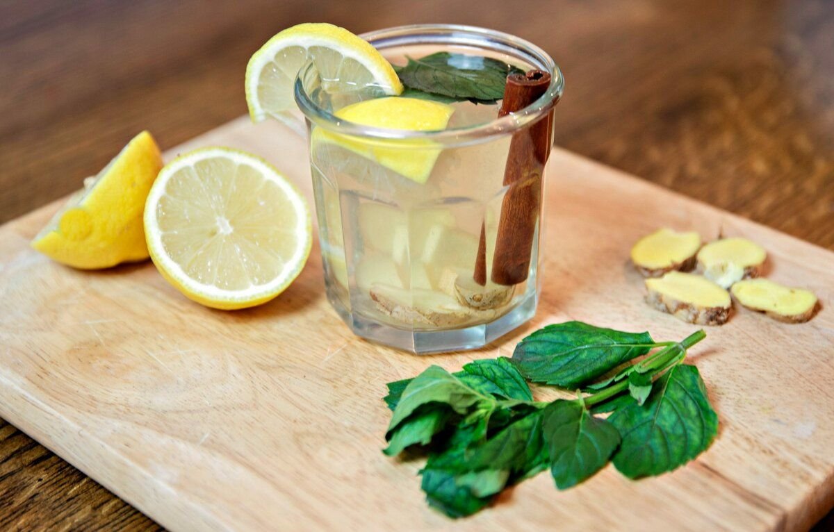 Сок лимона вода корица сода. Лимонная вода. Напиток с лимоном. Вода с лимоном. Коктейль с лимоном.
