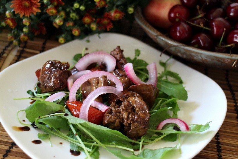 Теплый салат из куриной печени с карамелизированным луком