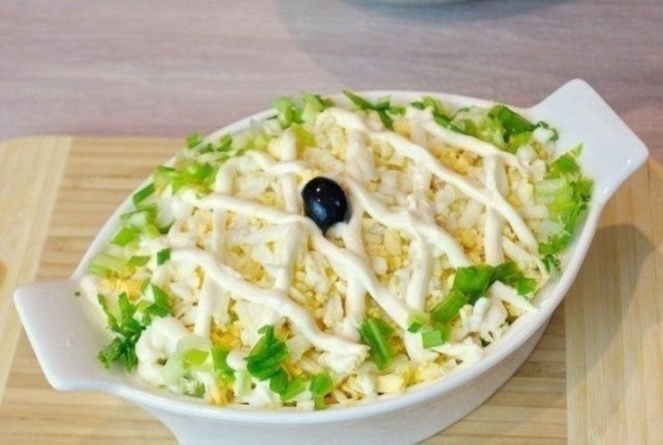 Салат с кальмарами луком и яйцом с майонезом рецепт фото пошагово