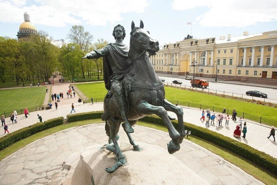 Питер первый. Медный всадник памятник в Санкт-Петербурге. Памятник Петру 1 в Санкт-Петербурге медный всадник. Памятник в Питере медный всадник. Медный всадник скульптура в Питере.