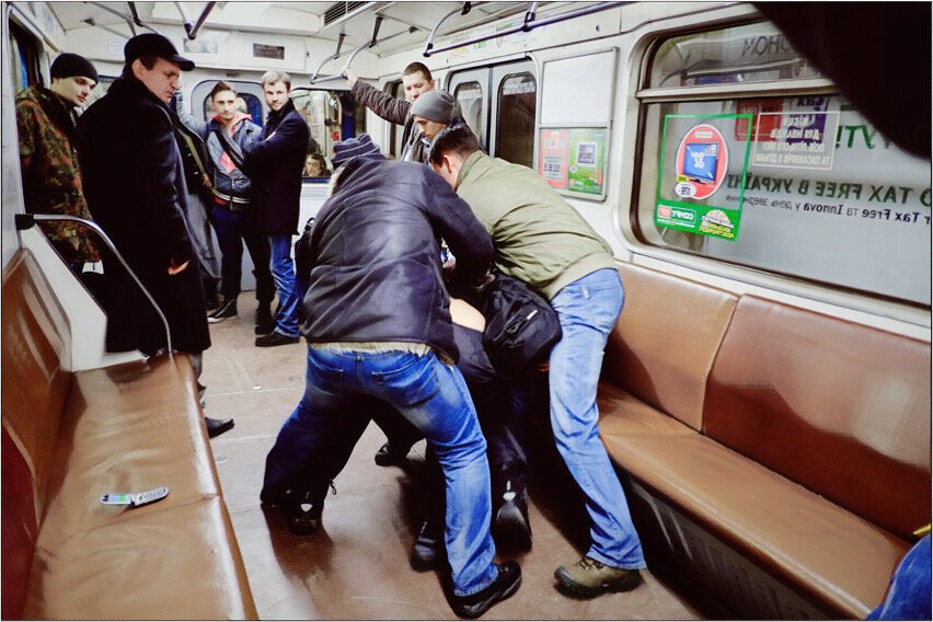 В метро с ножом можно. Драки в Московском метрополитене.