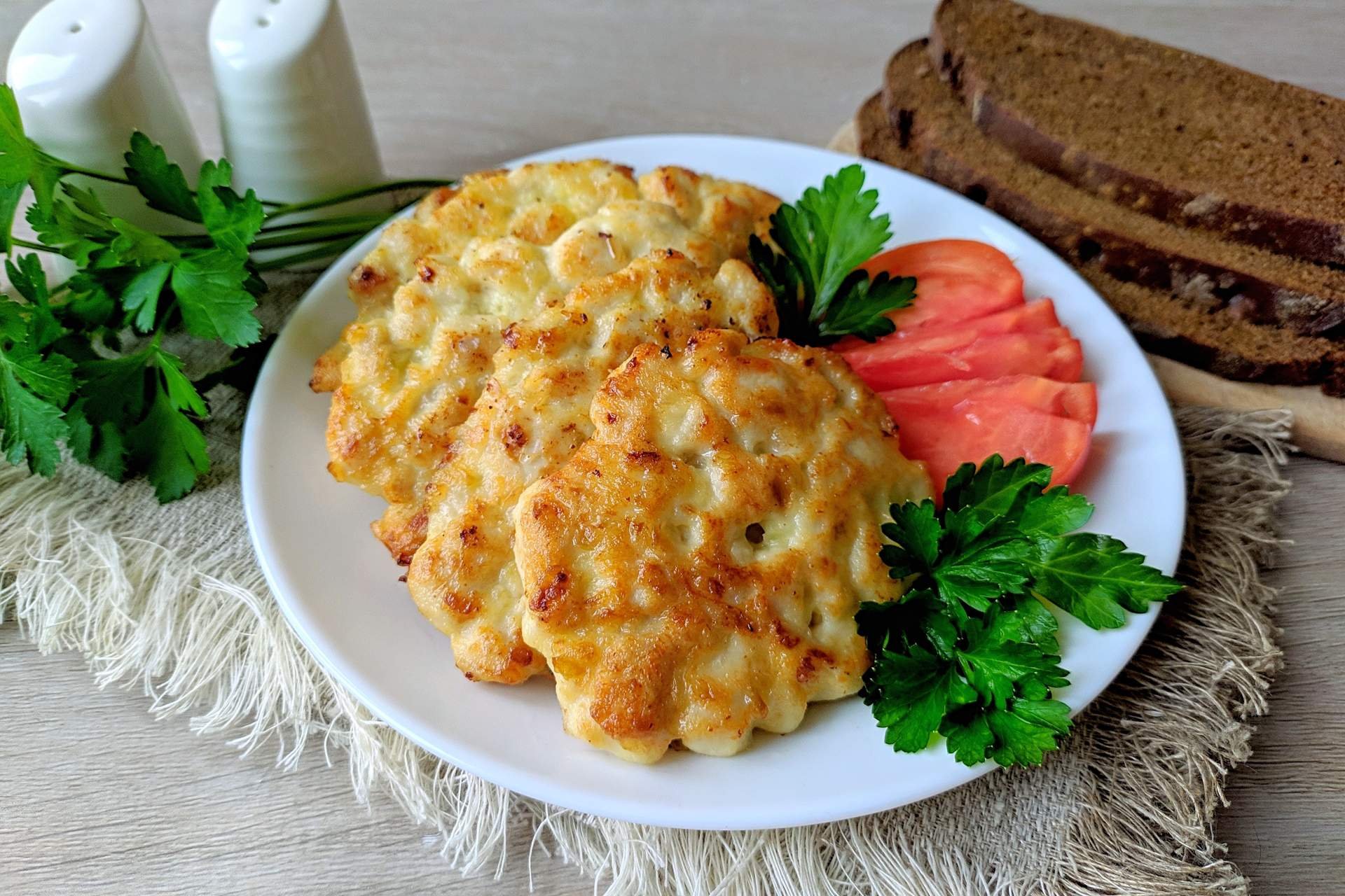 рубленые куриные котлетки из филе. рубленные котлеты. рубленные куриные котлеты. куриные оладьи с зеленью и сыром. шницель с сыром.