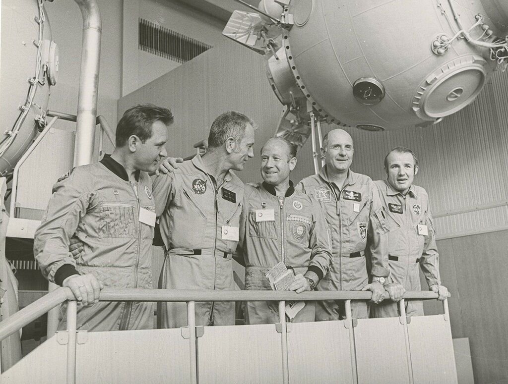 Мероприятие первый полет в космос. Экипаж Союз-Аполлон 1975. Совместный полет в 1975г. Космических кораблей “Союз” и “Аполлон”. Советского корабля «Союз-19» и американского «Аполлона». Союз Аполлон экипаж.