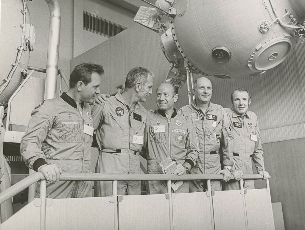 Первый полет в космос век. Экипаж Союз-Аполлон 1975. Советско американский полет Союз Аполлон. Кубасов Союз-Аполлон.
