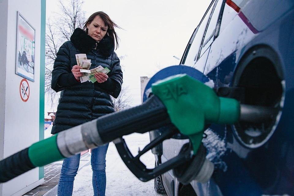 Почему растет газ. Бензин подорожал. Подорожание бензина. Рост цен на бензин. Заправка бензина.