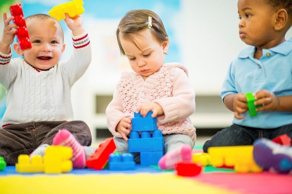 Дошкольники. Воспитывать детей. Дети раннего возраста. Дети делают поделки. Индивидуальные занятия с детьми.