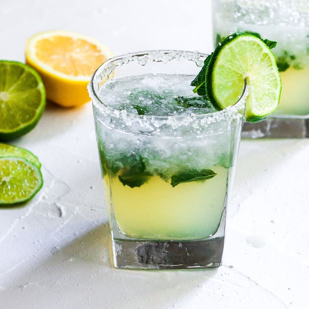 текилы с шотами лаймом и солью. текила с солью и лимоном. лайм и соль. текила подача с солью и лаймом. текила с лаймом и солью.