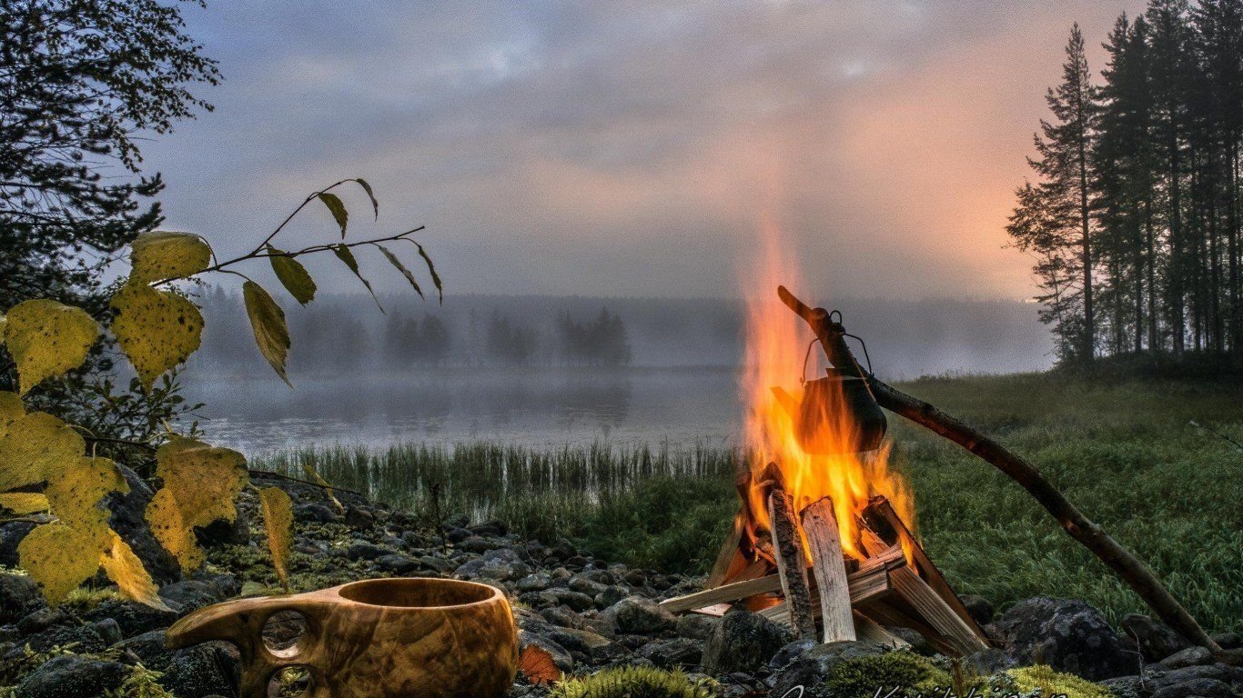 А в котелках у нас еще каша теплая