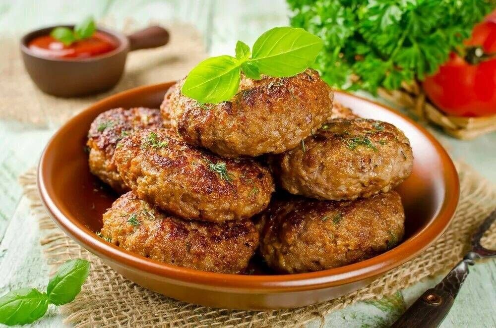 Рецепт вкусных сочных. Котлеты. Котлеты домашние. Котлеты из говядины. Сочные котлеты.