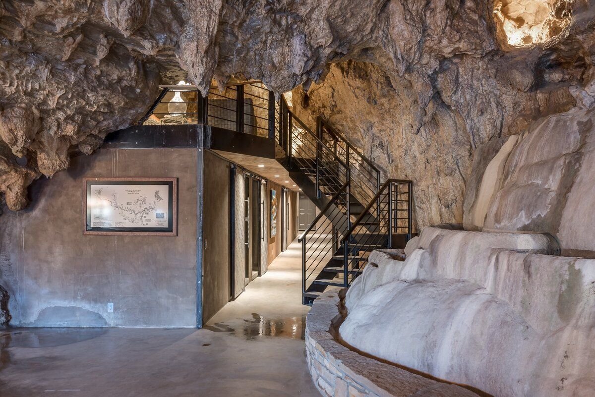 Скала на потолке. Пещерный дворец Cave Palace Ranch, Юта, США. Гостиница Beckham Creek Cave Lodge. Аризона дом в пещере. Beckham Creek Cave Lodge, США, Арканзас.