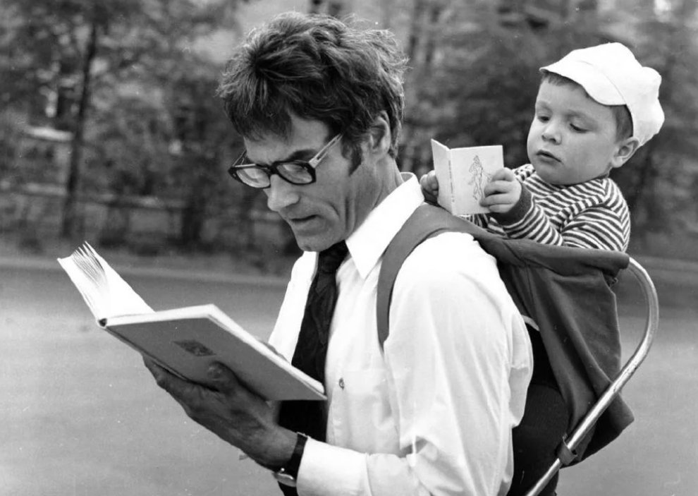 ссср 60-е годы. советские плакаты про студентов. чтение в метро ссср. 1960 е годы в ссср. чтение в советском союзе.