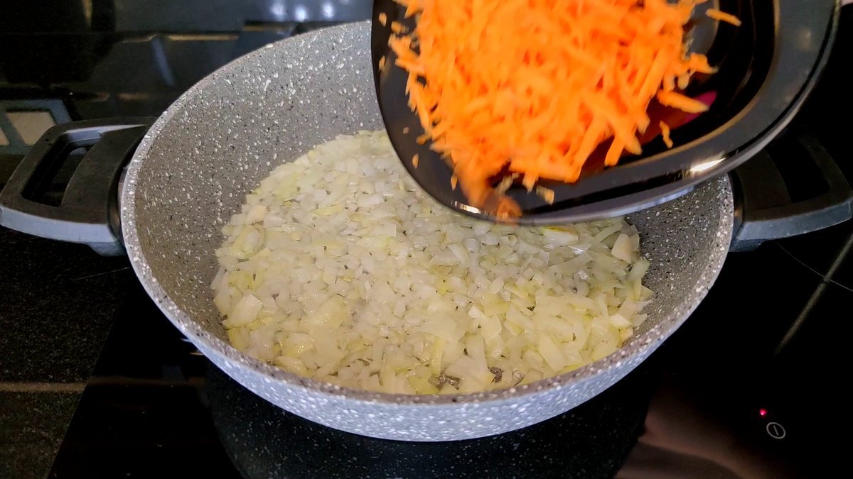 рис получился. рис не рассыпчатый. плов из пятерочки готовый. рис на гарнир рассыпчатый в кастрюле. рис в скороварке.