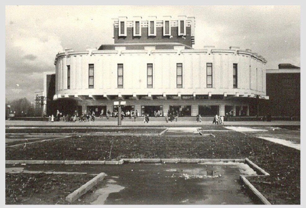 Театр волгоградский проспект. Театр в 1990-е годы в России. Театр у метро Кузьминки. Кузьминки в 1990 году. Губернский театр метро Кузьминки.