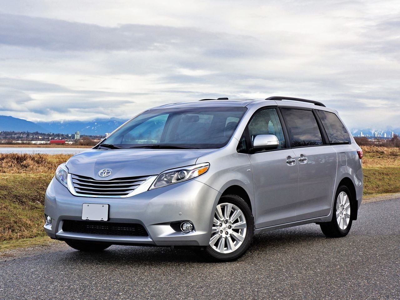 Тойота минивэн. Toyota Sienna 2021 XLE. Toyota Sienna 2018. Тойота Сиенна 2017. Toyota Sienna 2017 Limited.