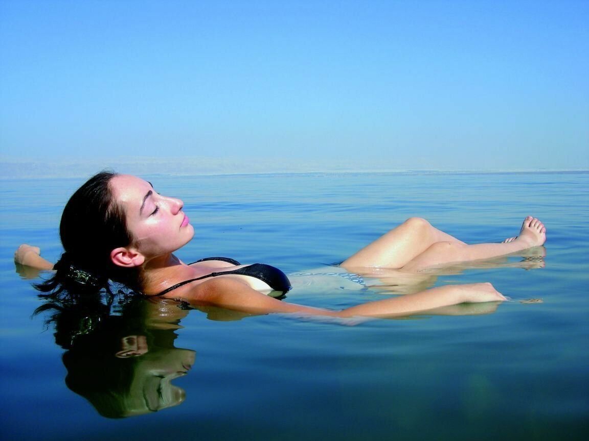 Мертвое море купание. Мертвое море. Купаться в море. Лежать на воде. Люди купаются в море.