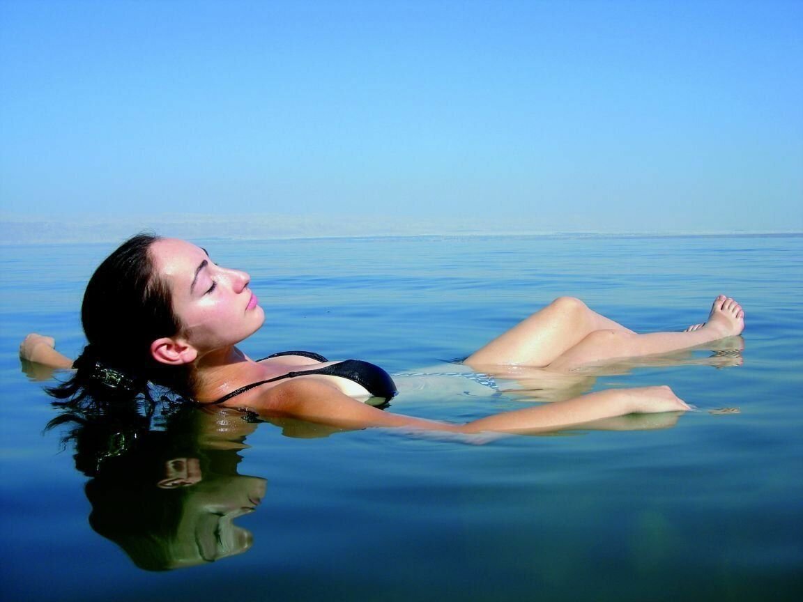 Купаться в прозрачной воде в море