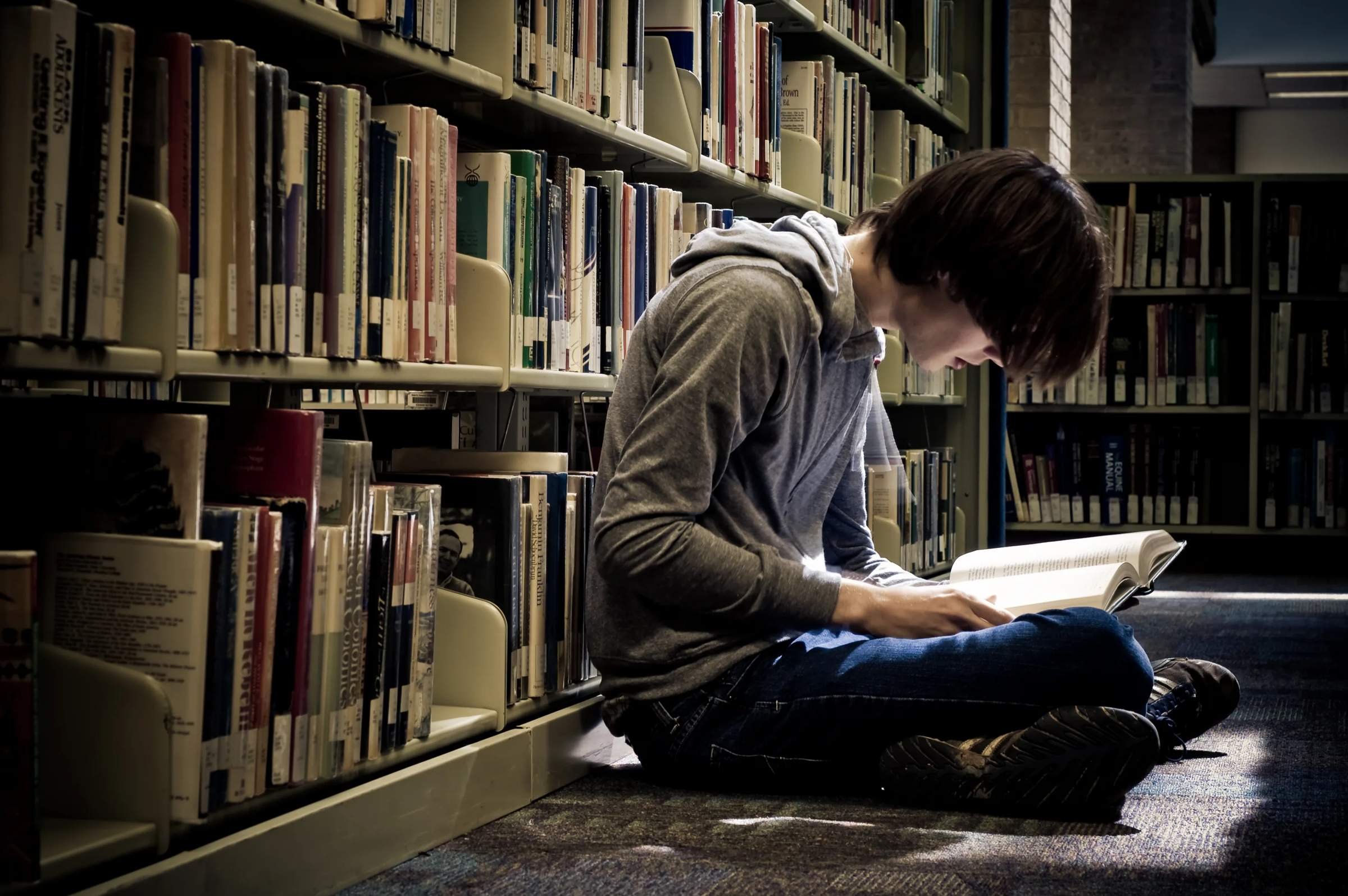 Не дочитать книгу. Подросток с книгой. Книга человек. Чтение книг. Подростки в библиотеке.