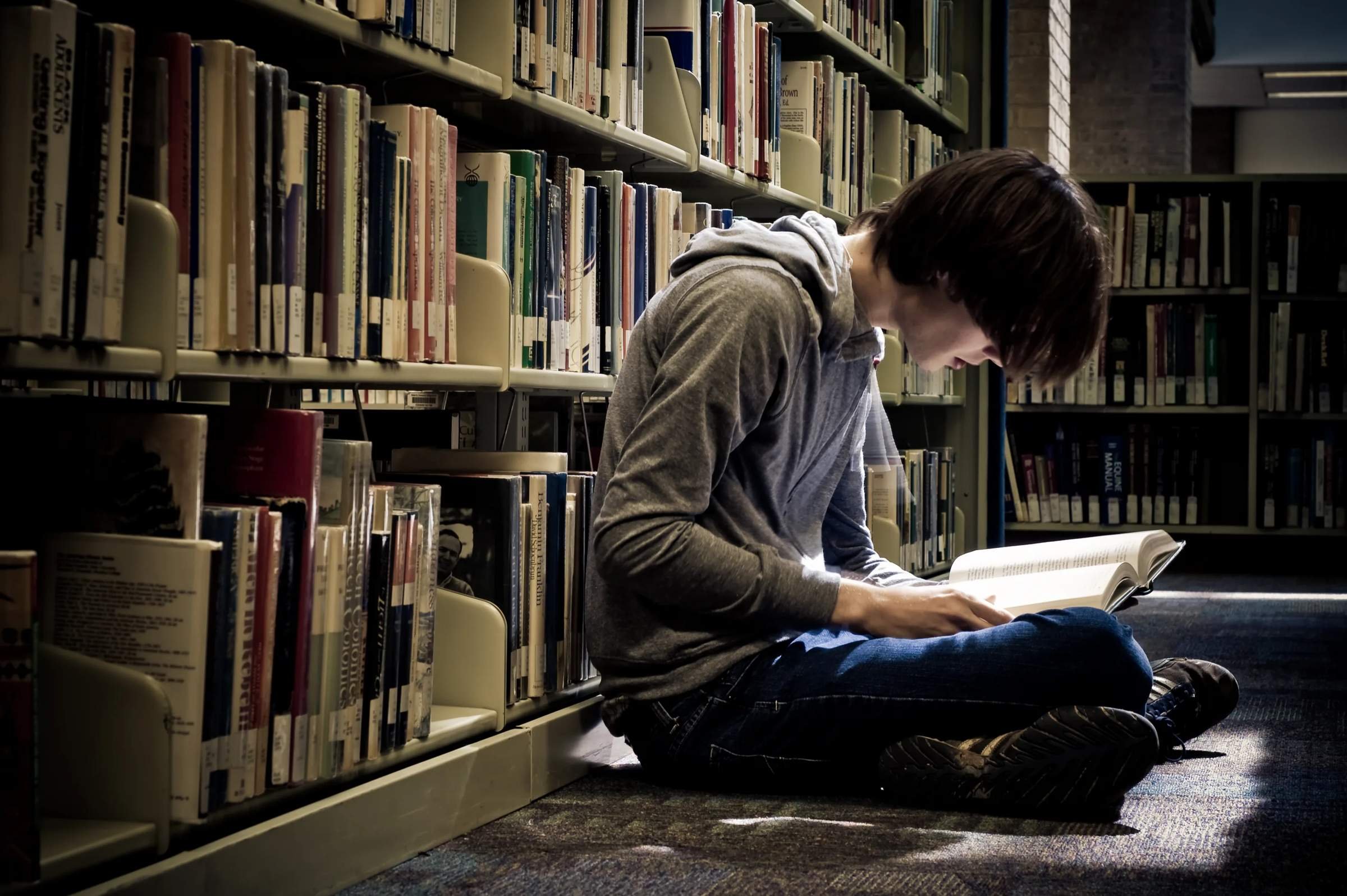 He am reading a book. Подросток с книгой. Любитель книг. Чтение книг. Книга человек.