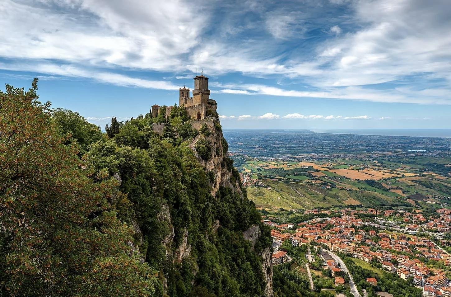 Италия сан. San Marino (Сан Марино). Сан-Марино (столица – Сан-Марино). Три башни Сан-Марино. Карликовое государство Сан-Марино.