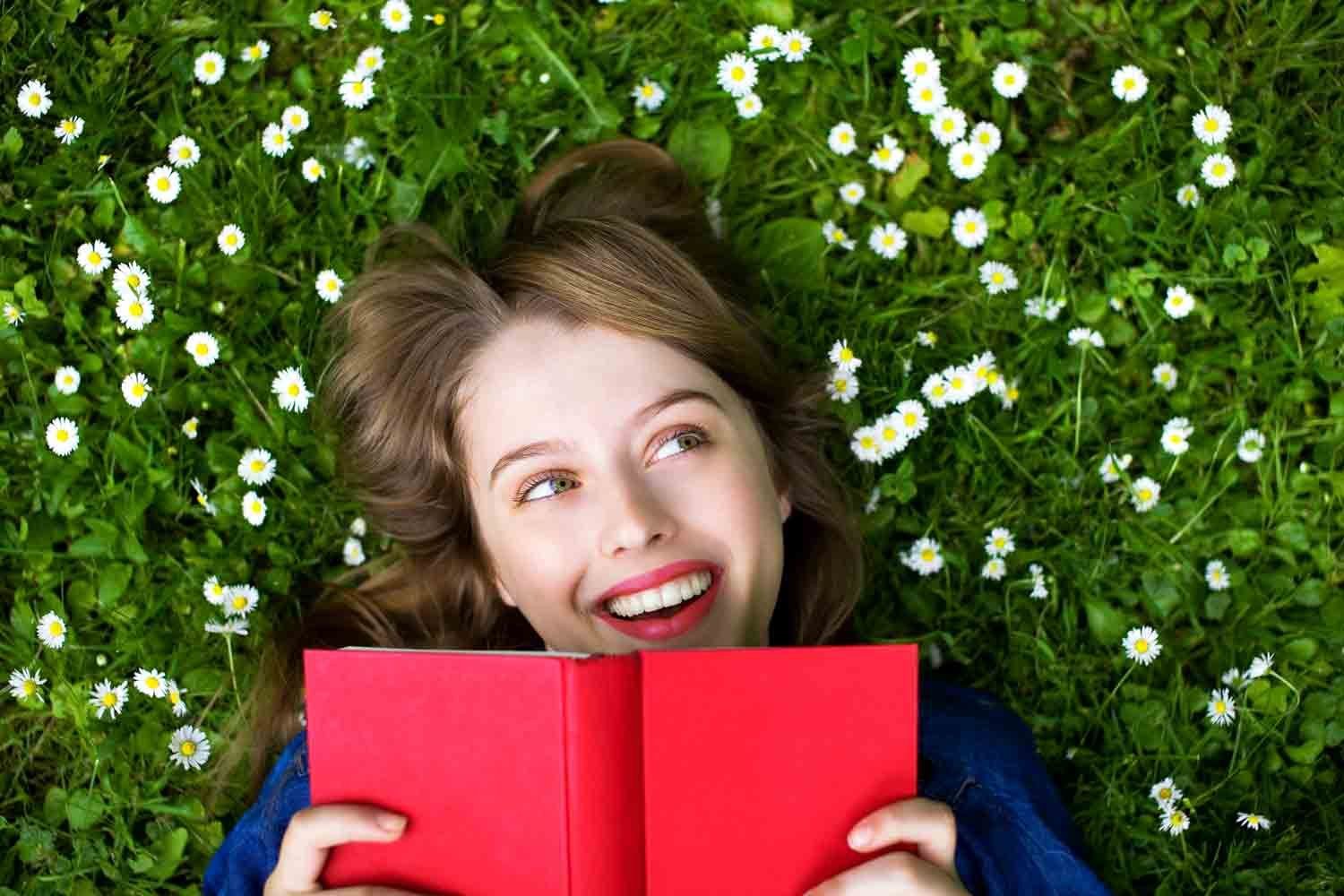 Читать книгу быть счастливой. Девушка с книгой. Девушка с книжкой. Радостная девушка с книгой. Девочка с книжкой на траве.
