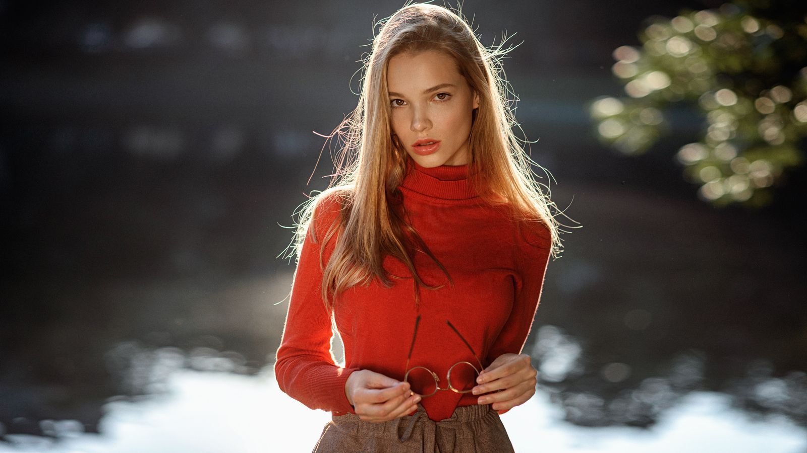 Девушка в красном свитере