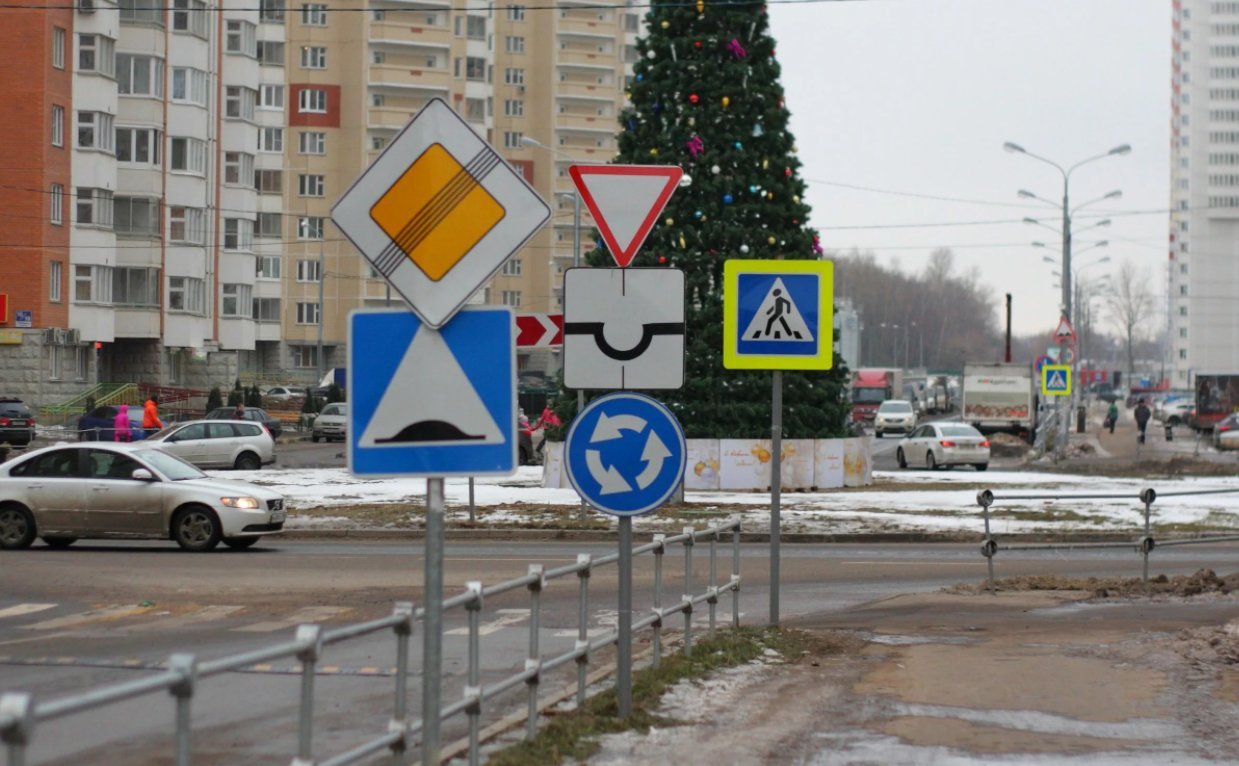 Уступи дорогу ситуации. Дорожные знаки перед кольцом. Табличка круговое движение. Знак круговое движение Главная дорога. Круговое движение знаки приоритета.