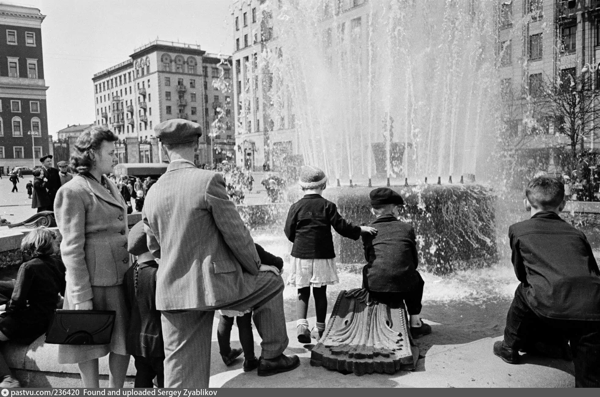 в 1950 х и 1960 х годах. интерьер ссср 50е. советские люди 60-х годов. америка 60е пригород. манежная площадь 1950.