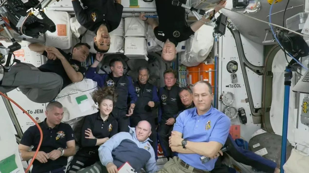 Космонавты на мкс сейчас фото