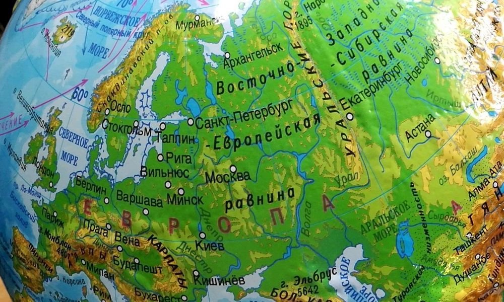 Уральские горы на карте евразии. Карта России на глобусе. Россия на глобусе. Река Волга на глобусе. Евразия на глобусе.
